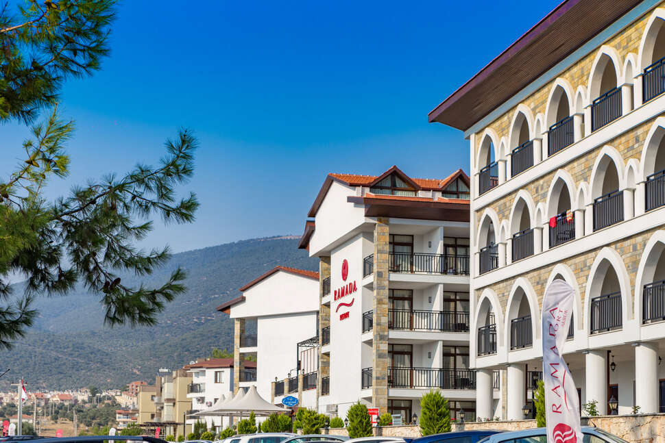 Een foto van de buitenkant van Ramada Resort by Wyndham Akbuk