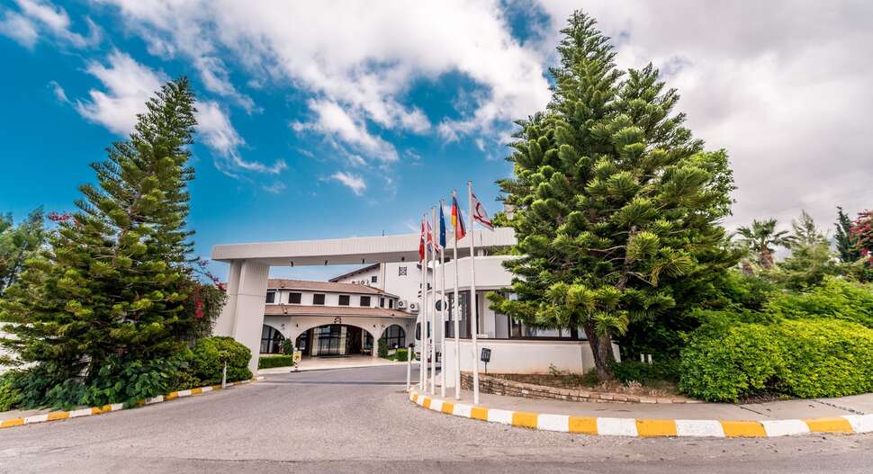 Een foto van de buitenkant van The Olive Tree Hotel