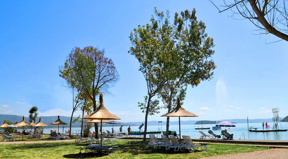 Een foto van het terras bij Camping Village Punta Navaccia