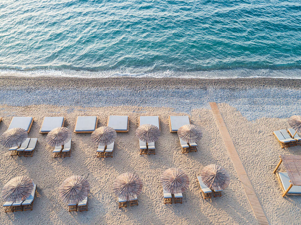 Een foto van het strand bij Mitsis Ramira Beach Hotel