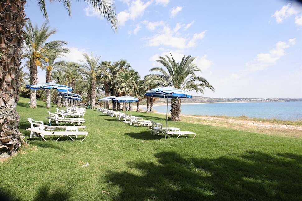 Een foto van het terras bij Hotel Ascos Coral Beach