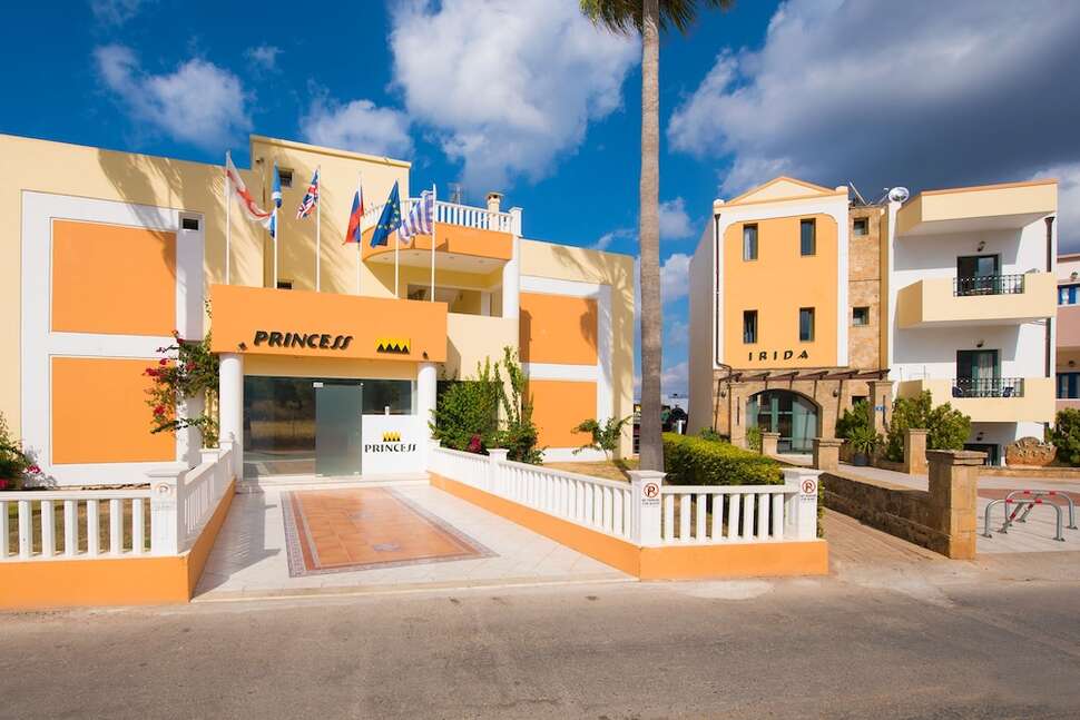 Een foto van de buitenkant van Irida Appartementen Malia