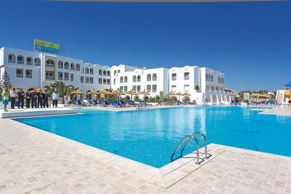 Een foto van het zwembad bij Calimera Yati Beach