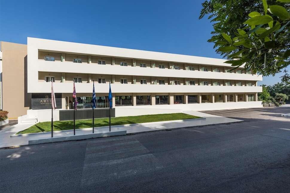 Een foto van de buitenkant van Ariti Grand Hotel