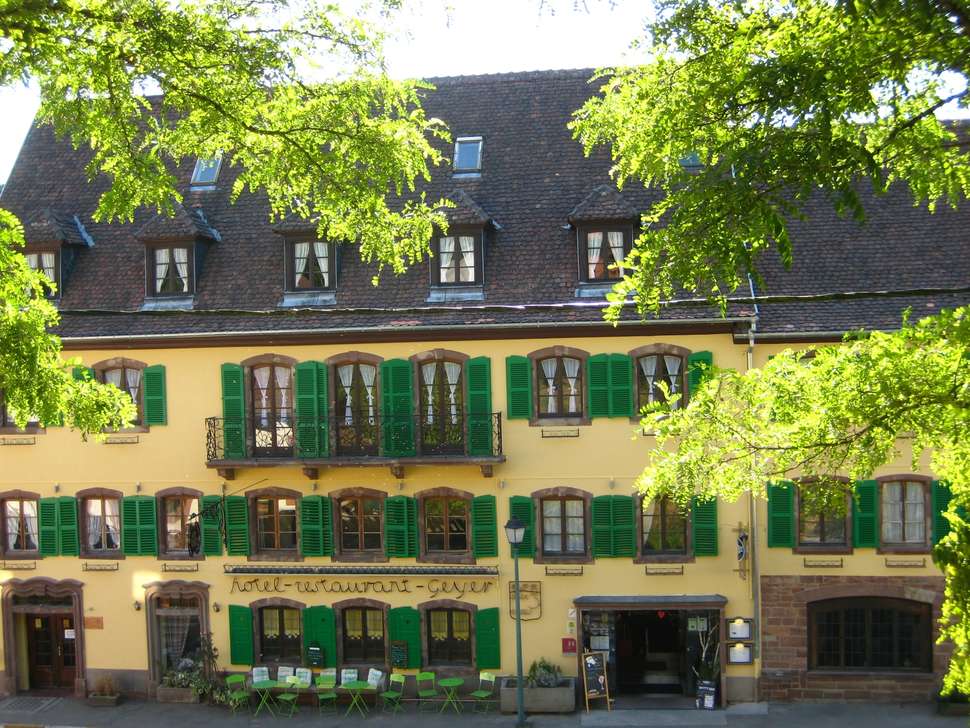 Een foto van de buitenkant van Hotel Aux Trois Roses