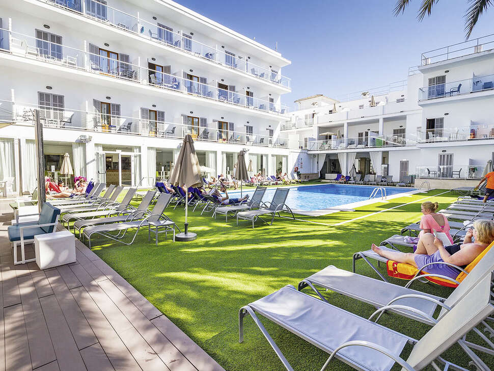 Een foto van het zwembad bij Eix Alcudia Hotel