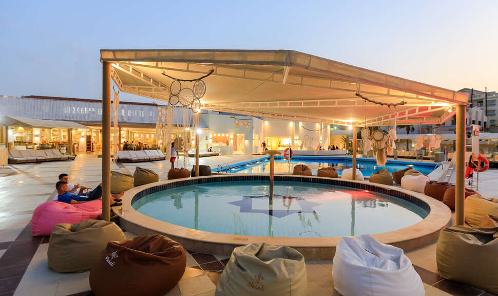 Een foto van het zwembad bij Meraki Resort
