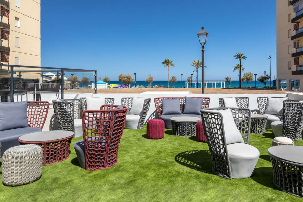 Een foto van het terras bij Occidental Fuengirola