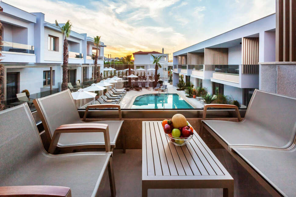 Een foto van het terras bij Pefki Deluxe Residences