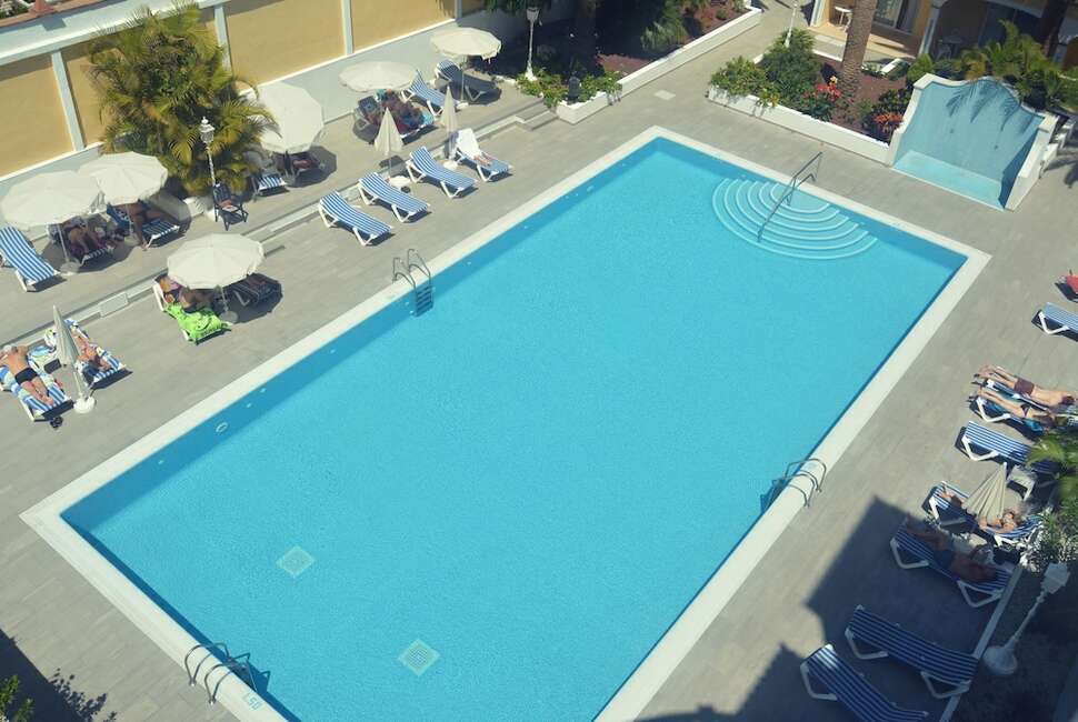Een foto van het zwembad bij Hotel San Borondon
