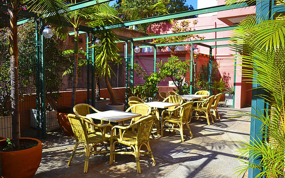 Een foto van het terras bij Aparthotel Imperatriz