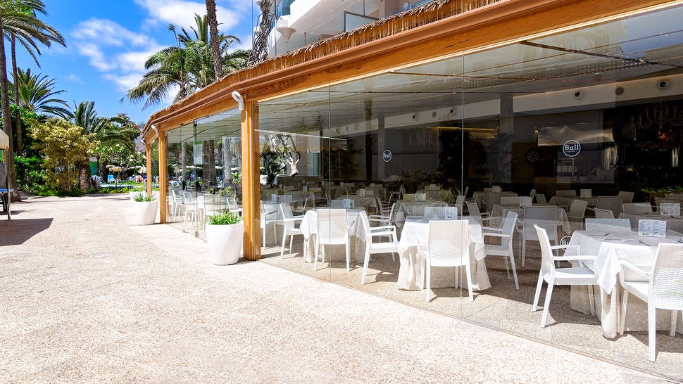 Een foto van het terras bij Bull Hotel Escorial & Spa