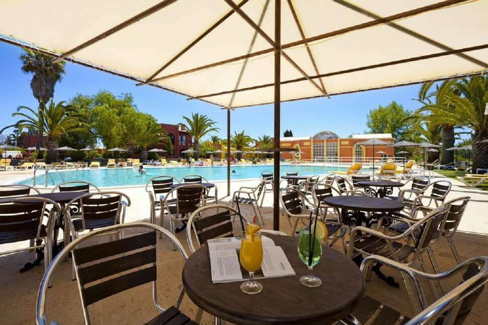 Een foto van het terras bij Colina Village