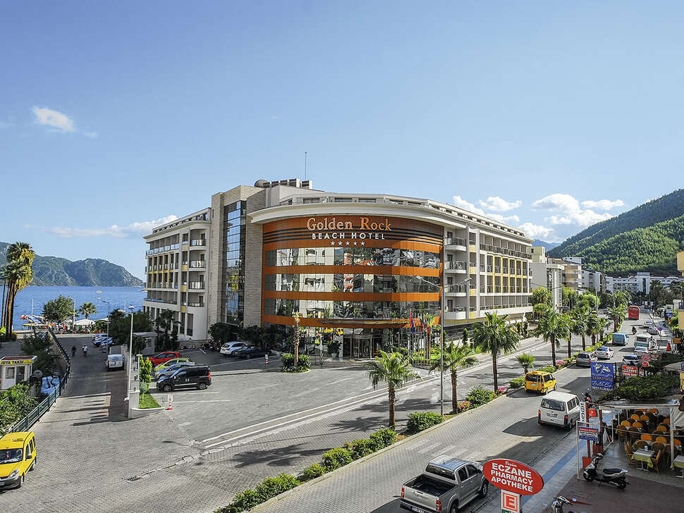 Ein Foto von der Außenansicht des Hotel Golden Rock Beach