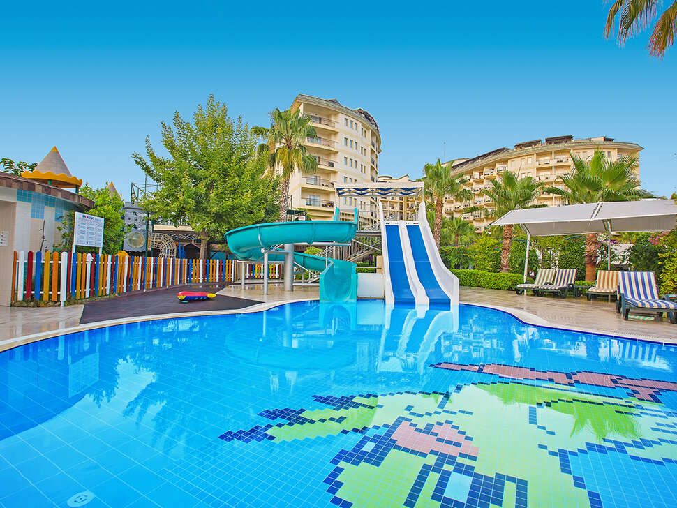 Een foto van het zwembad bij Mukarnas Spa Resort