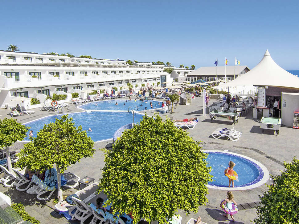 Een foto van het zwembad bij Relaxia Lanzaplaya Appartementen