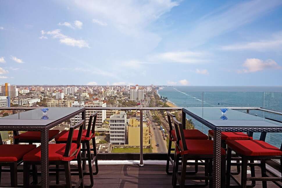 Een foto van het terras bij Radisson Hotel Colombo