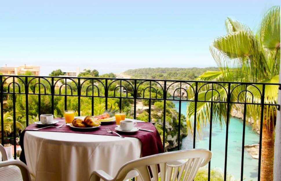 Een foto van het terras bij Ona Cala Pi Club Aparthotel