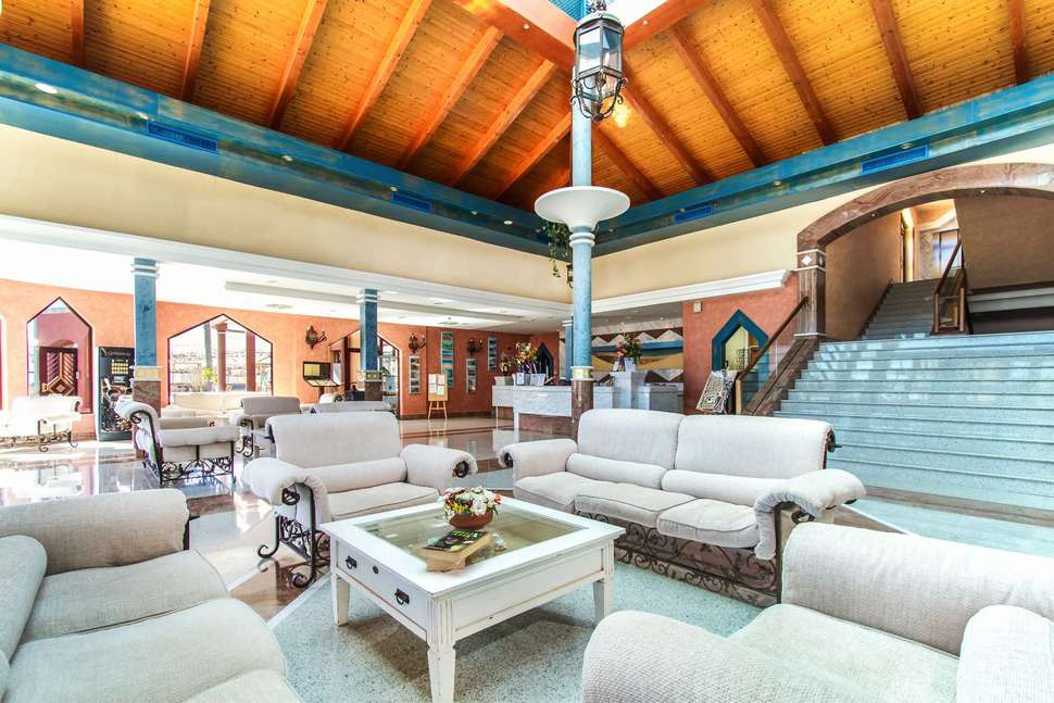 Een foto van het interieur van Hotel Livvo Esmeralda Maris