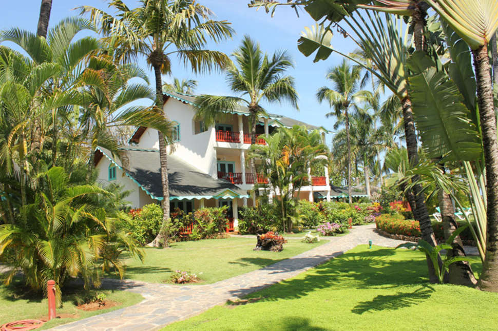 Een foto van de buitenkant van Hotel Playa Colibri