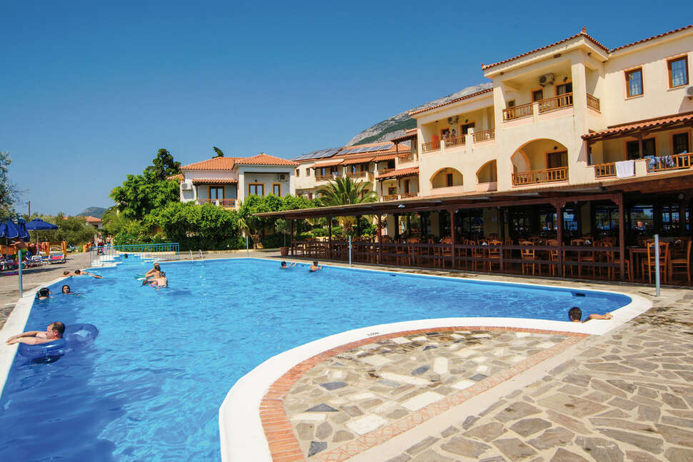 Een foto van het zwembad bij Kampos Village Resort