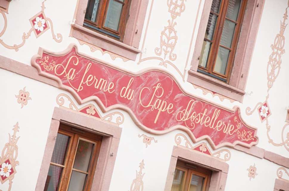 Een foto van de buitenkant van Hostellerie La ferme du Pape