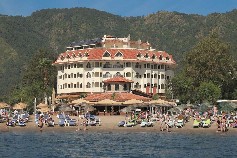 Een foto van de buitenkant van Fortuna Beach Hotel