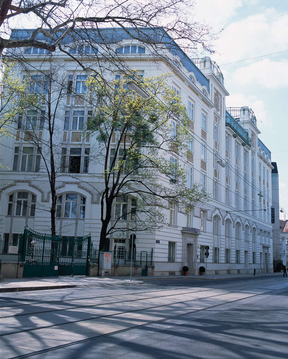 Een foto van de buitenkant van NH Wien Belvedere