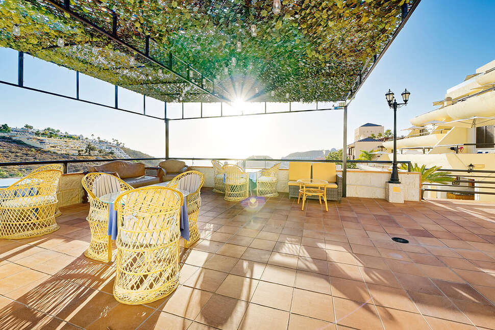 Een foto van het terras bij Appartementen Roslara