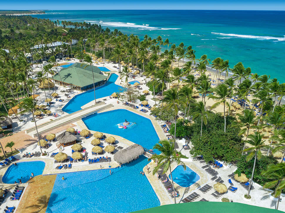 Een foto van het zwembad bij Grand Sirenis Punta Cana Resort