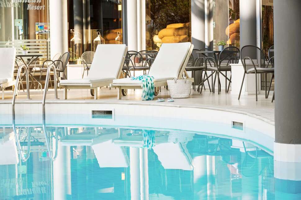 Een foto van het zwembad bij Mediterranean Resort