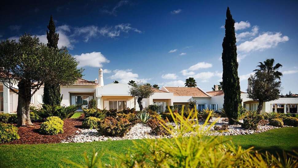 Een foto van de buitenkant van Vale D'Oliveiras Quinta Resort & Spa