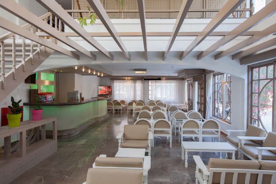 Een foto van het interieur van Apollon Hotel