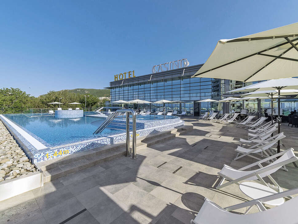 Een foto van het zwembad bij Eurostars Queen of Montenegro