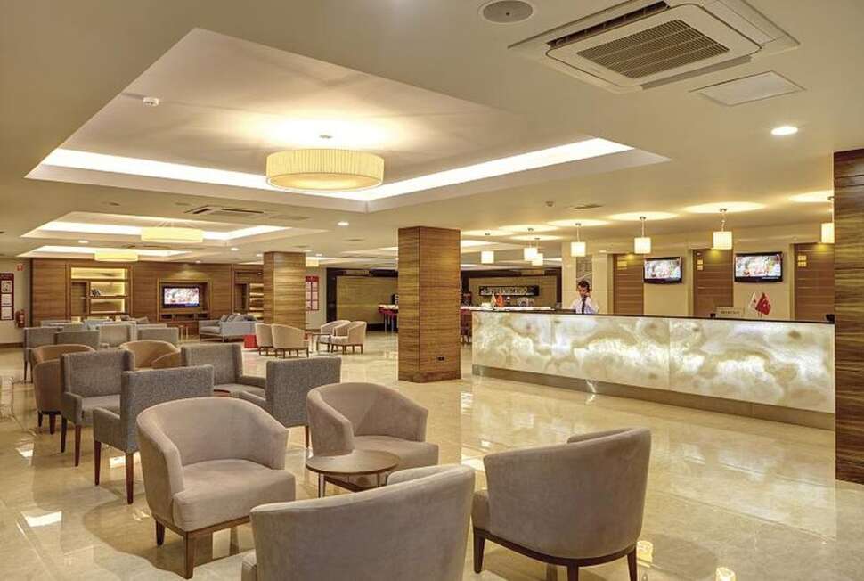 Een foto van het interieur van Ramada Resort by Wyndham Akbuk