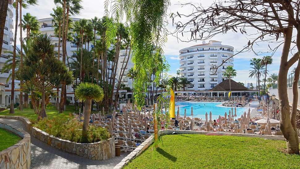 Een foto van de buitenkant van Servatur Waikiki