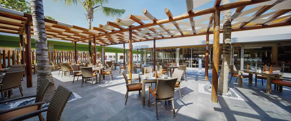 Ein Foto von der Terrasse im Barcelo Maya Grand Resort