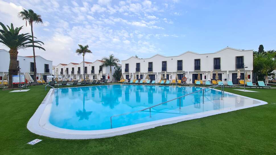 Een foto van het zwembad bij FBC Fortuny Resort