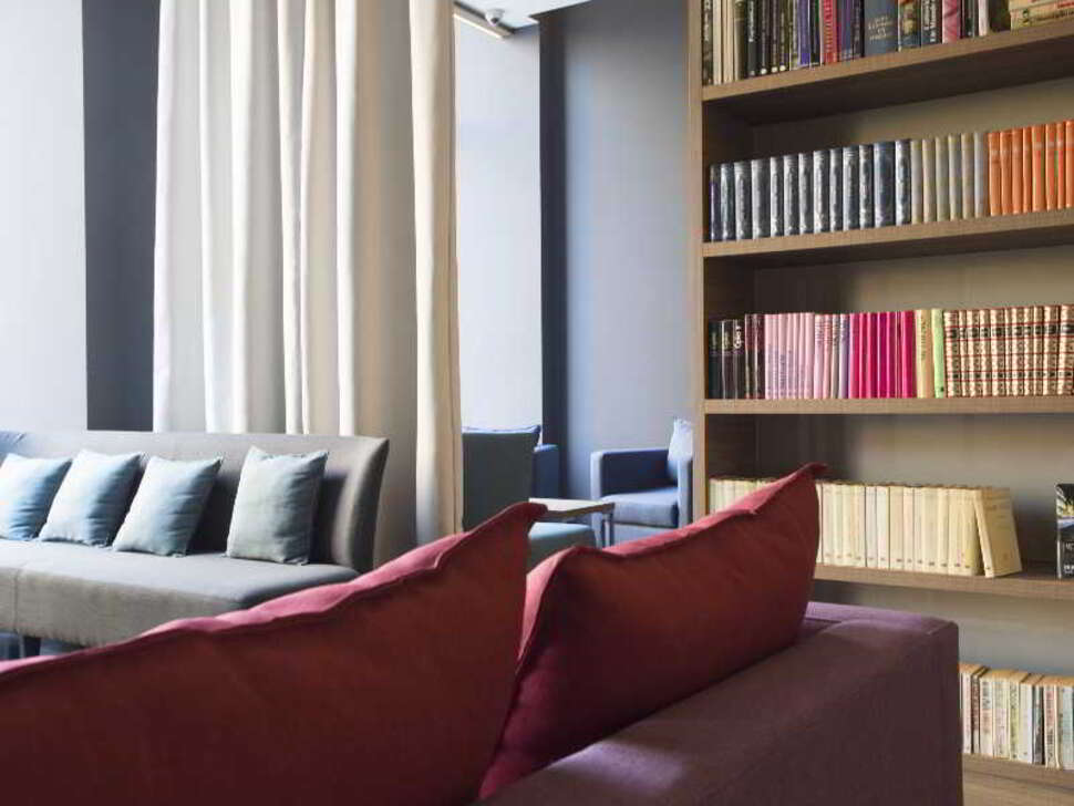 Een foto van het interieur van 88 Rooms Hotel