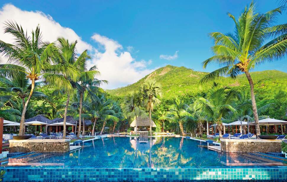 Een foto van het zwembad bij Hilton Seychelles Labriz Resort & Spa