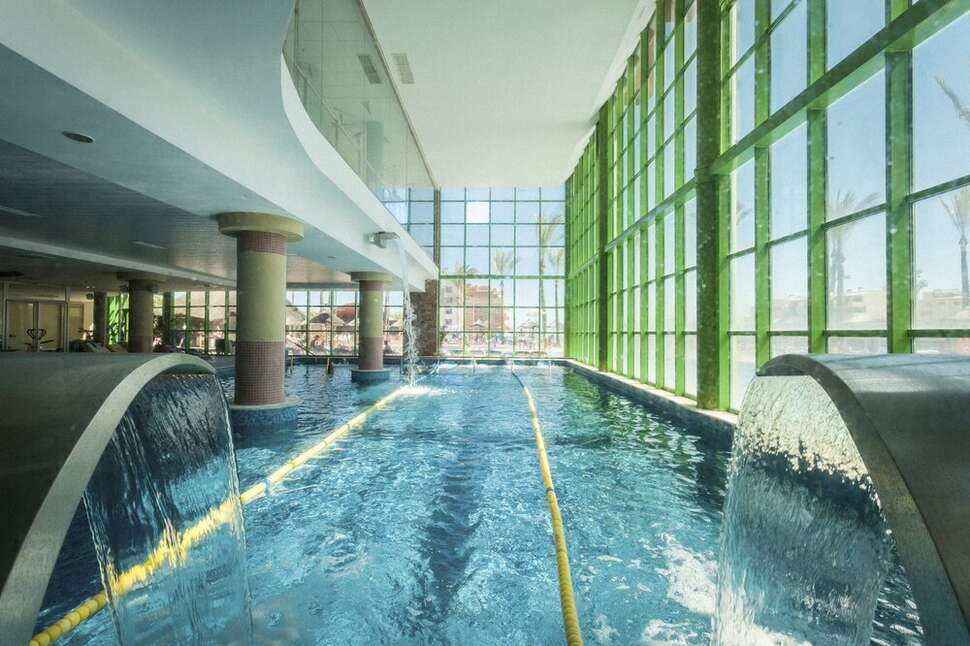 Een foto van het zwembad bij Holiday World Riwo Hotel
