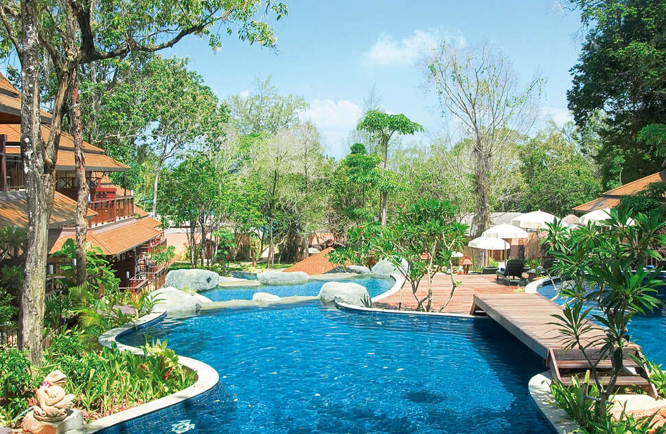 Een foto van het zwembad bij Khao Lak Merlin Resort