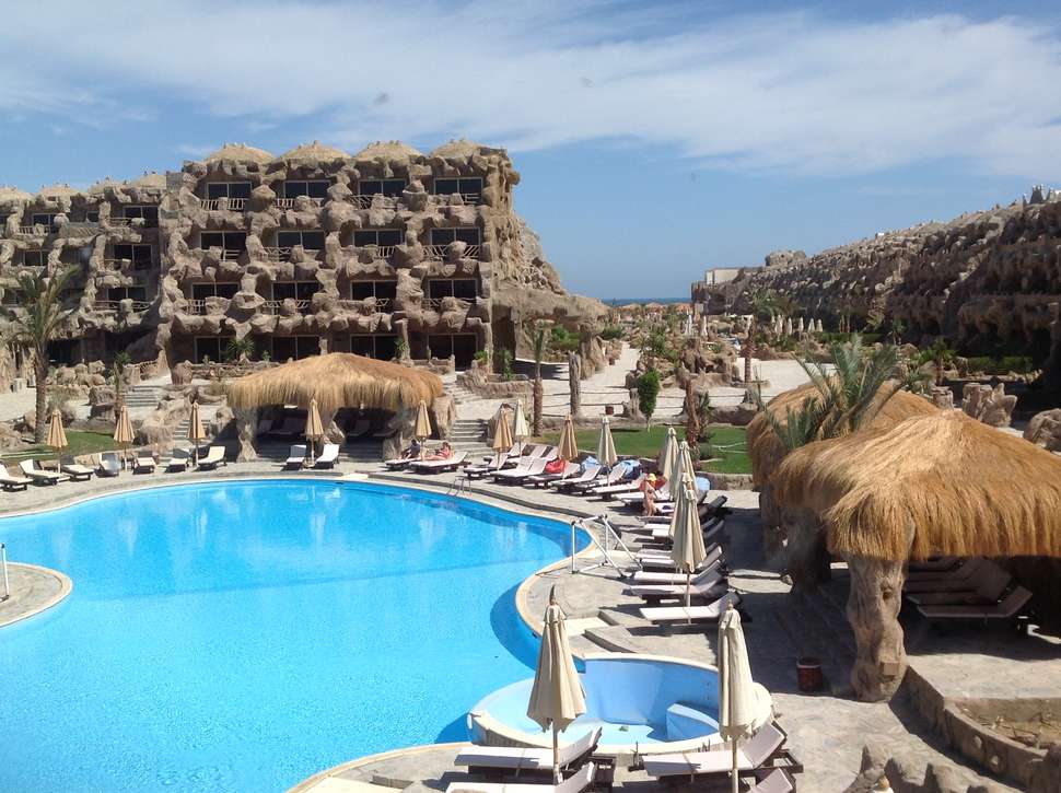 Een foto van het zwembad bij Caves Beach Resort