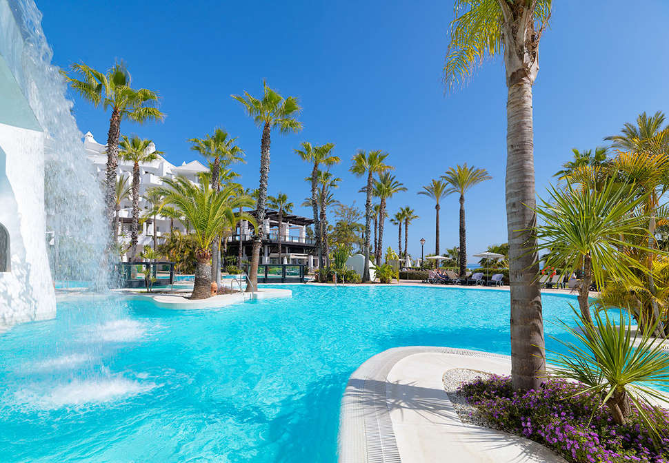 Ein Foto vom Pool im H10 Estepona Palace