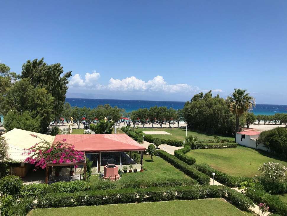 Een foto van het terras bij Bayside Hotel Katsaras