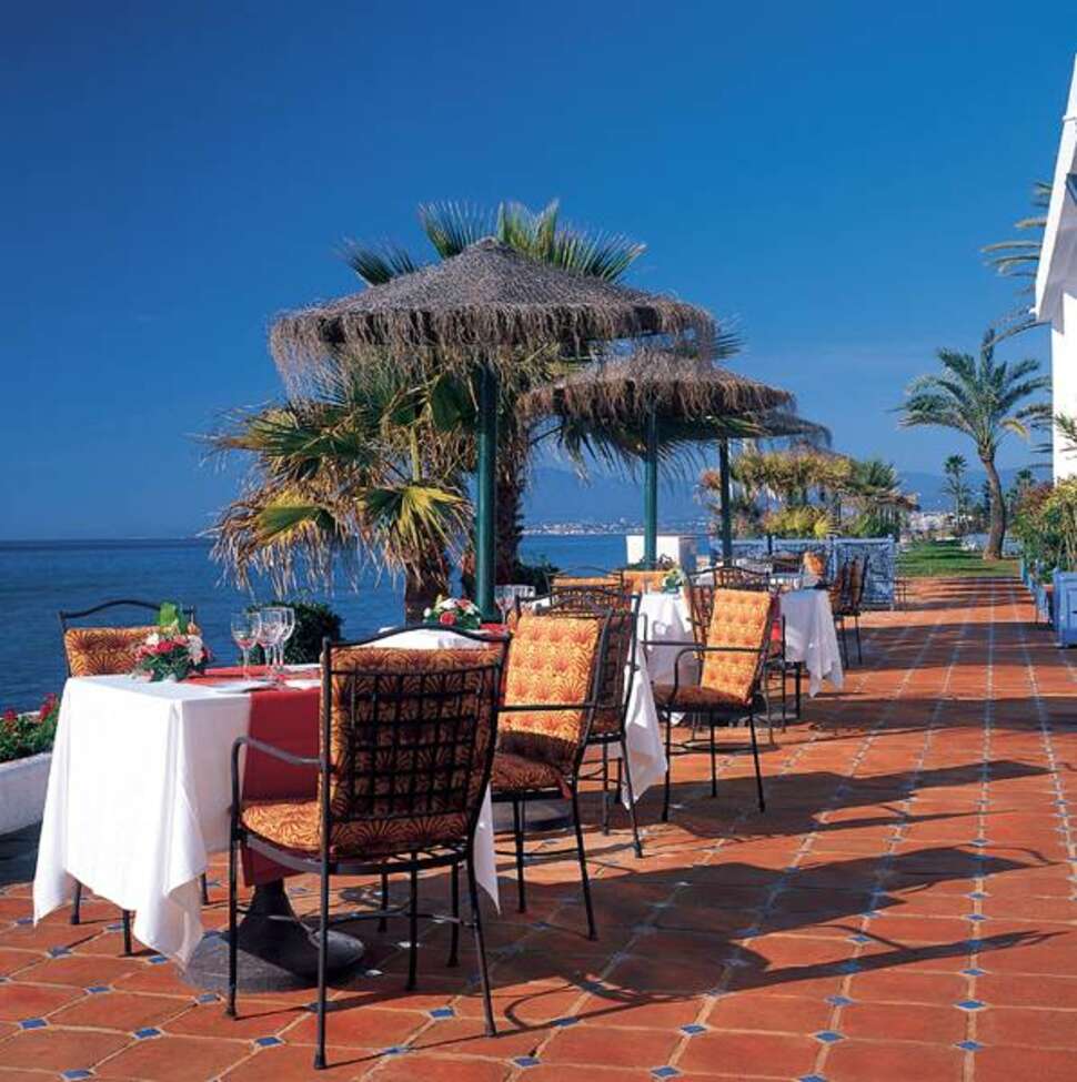 Een foto van het terras bij Los Monteros Spa & Golf Resort