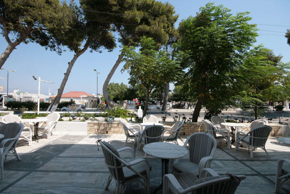 Een foto van het terras bij Theodorou Beach Hotel