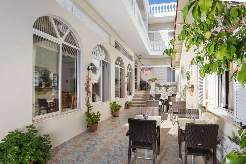 Een foto van het terras bij Bella Vista Hotel & Studios