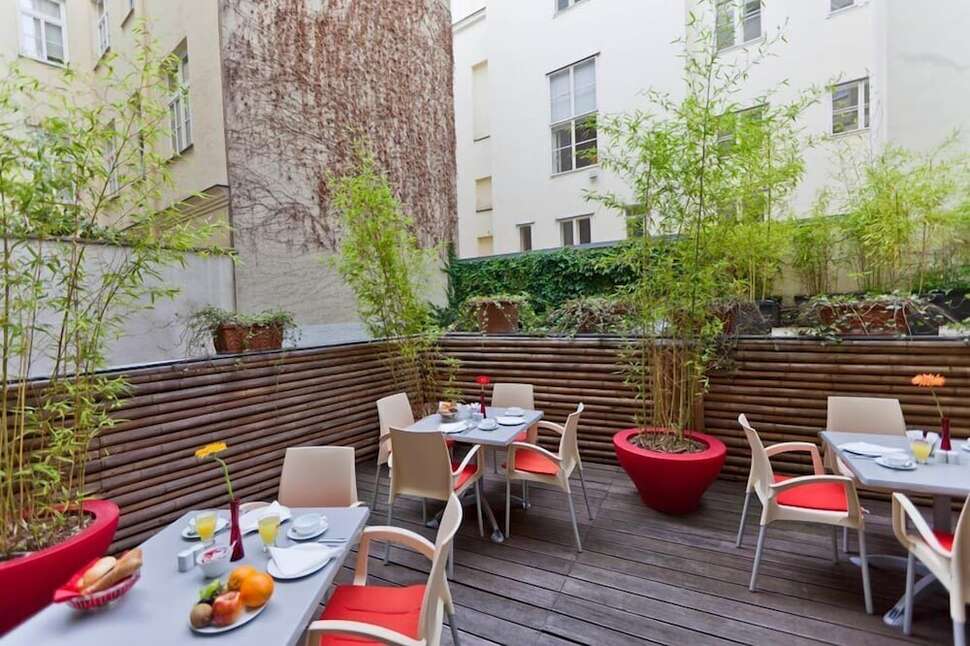 Een foto van het terras bij Hotel Boltzmann