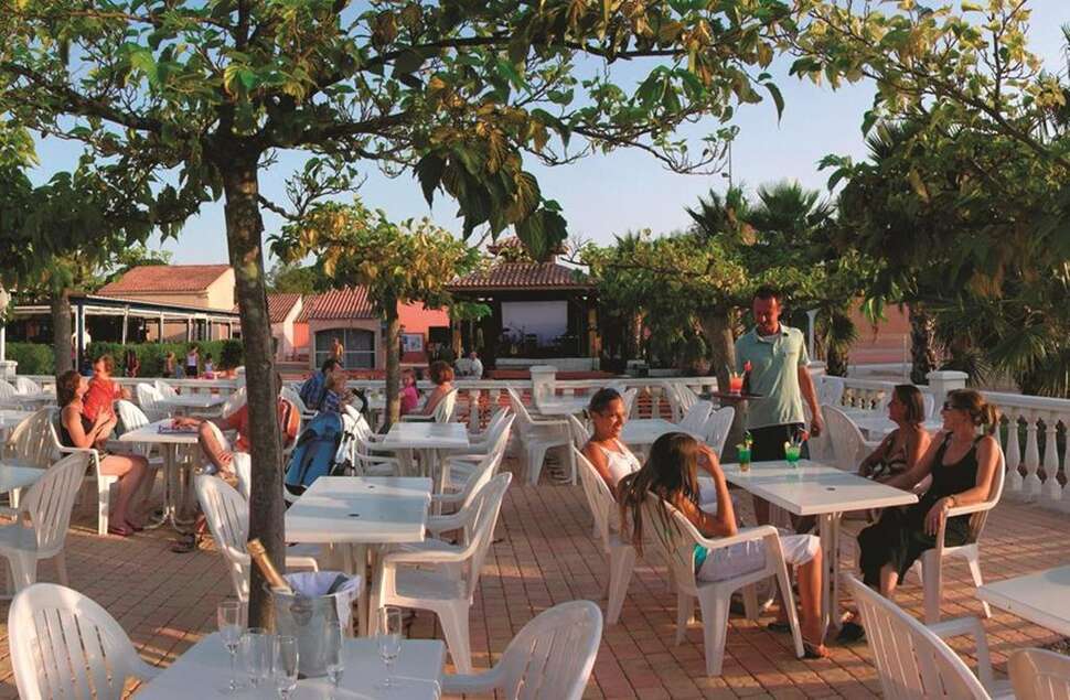 Een foto van het terras bij Parc Saint James Oasis Village